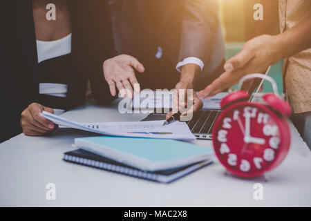 Business Partner per discutere di documenti e idee alla riunione. Foto Stock