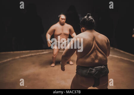 Lottatori di Sumo preparando a combattere, sul display a Londra presso l'Isle of Dogs exhibition, diretto da Wes Anderson - Marzo 2018 Foto Stock