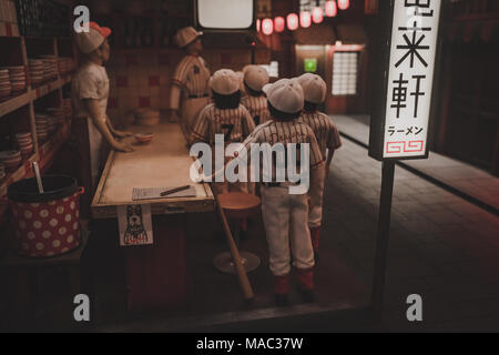 Japanese Baseball kids team modelli sul display in Londra presso l'Isle of Dogs exhibition, diretto da Wes Anderson - Marzo 2018 Foto Stock