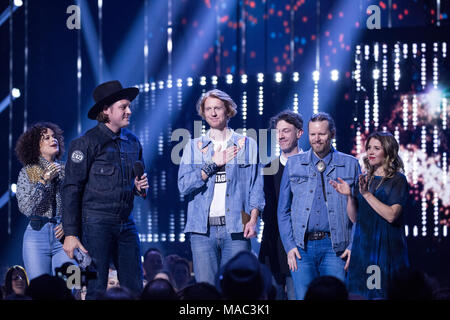 Vancouver, Canada. 26 marzo, 2018. Arcade Fire accettare il premio di album dell'anno per "Tutto ora' al 2018 Juno Awards in Vancouver. La Cre Foto Stock