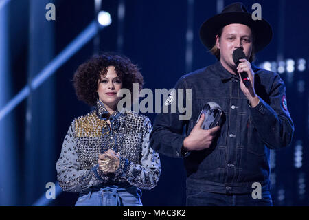 Vancouver, Canada. 26 marzo, 2018. Arcade Fire accettare il premio di album dell'anno per "Tutto ora' al 2018 Juno Awards in Vancouver. La Cre Foto Stock