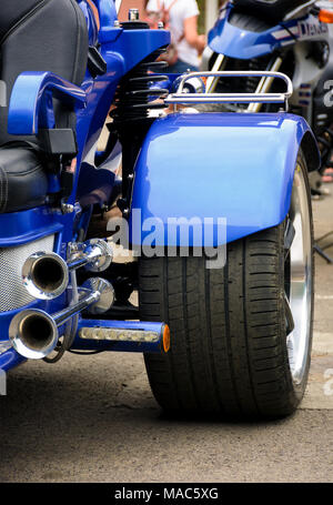 Lato posteriore di un motociclo blu. bel dettaglio colpo di luci brillanti e tubazioni di scarico Foto Stock