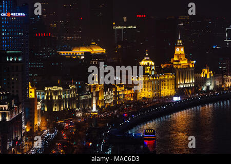 Vista notturna di edifici coloniali lungo il Bund dal fiume Huangpu, Shanghai, Cina Foto Stock