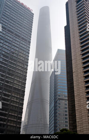 Shanghai Tower e alta sorge a Pudong, Shanghai, Cina Foto Stock