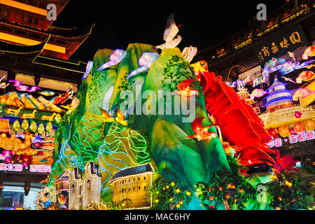 Luci colorate a festa delle lanterne per celebrare il capodanno cinese in Il Giardino di Yuyuan, Shanghai, Cina Foto Stock