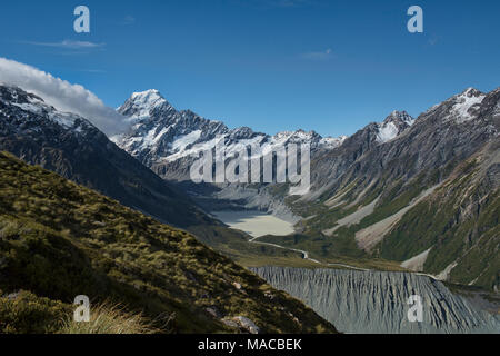 Guardando oltre il Hooker Valley e Mount Cook, Alpi del Sud, Nuova Zelanda Foto Stock