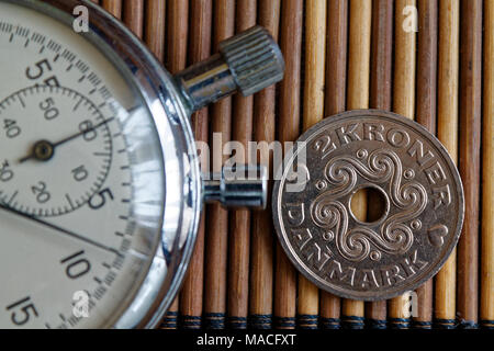Cronometro E Moneta Con Un Valore Nominale Unitario Di 5 Corona Danese Centesimi Sul Tavolo Di Legno Sfondo Foto Stock Alamy