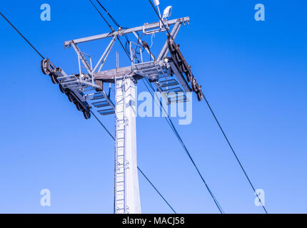 Funivia stazione contro il cielo blu Foto Stock