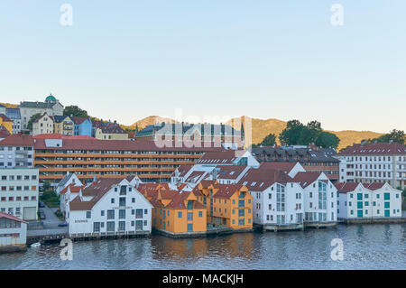 Parte di Bergen Waterfront su uno Alba mattina in estate con il restaurato Maritime edifici seduto sulla banchina. Foto Stock