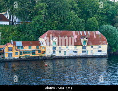 Uno dei più vecchi Waterfront degli edifici adibiti a magazzino di propria pietra privato Quay sul lungomare a Bergen in Norvegia e Scandinavia. Foto Stock