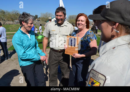 SOI Sally Jewell visita a LA. Da sinistra: Segretario Sally Jewell, Responsabile di progetto per il complesso SDNWR Andy Yuen, direttore dei programmi di istruzione per gli amici del fiume di Los Angeles Shelly Backlar, educazione ambientale Specialista per il complesso SDNWR Chantel Jimenez, e di informazione al pubblico specializzato per il complesso SDNWR Lisa Cox. (Anne Colomba, NPS per il ) Foto Stock