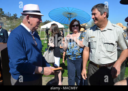 SOI Sally Jewell visita a LA. Direttore per gli amici del la River, Lewis MacAdams. Foto Stock