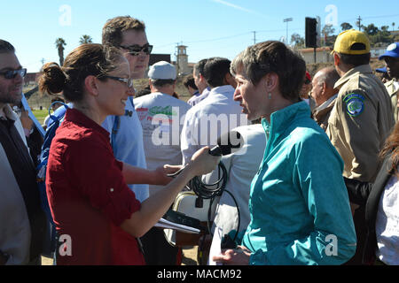 SOI Sally Jewell visita a LA. Sally getting intervistato dalla stampa. Foto Stock