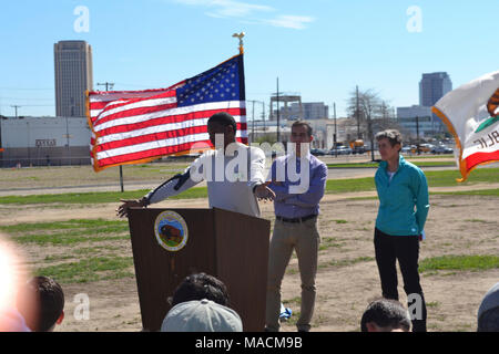 SOI Sally Jewell visita a LA. LA Conservation Corps membro Brian Langston condivide la sua storia su come egli ha realizzato una connessione all'esterno a causa dell'LACC e il Parco Nazionale di Servizio. Foto Stock