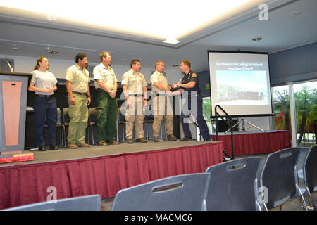 College Southwestern Fire Academy 2014 Classe 9. Accademia congratularmi con istruttori di reclutare Chief John Carter per la sua Leadership Award. Carter ha introdotto anche gli altri premi consegnati durante la cerimonia Foto Stock