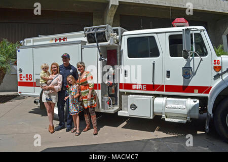 College Southwestern Fire Academy 2014 Classe 9. Reclutare Chief John Carter e la sua fiera famiglia pongono di fronte al suo futuro motore egli starà lavorando su Foto Stock