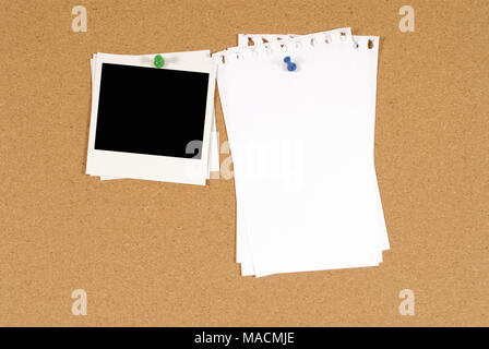 Avviso di sughero o bulletin board con una pila di vuoto fotocamera istantanea stampe fotografiche e diversi fogli di disordinato notepaper strappato. Spazio per la copia. Foto Stock