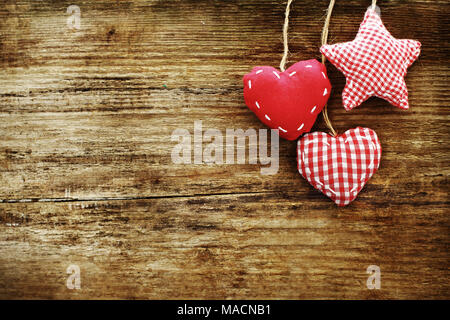 Scheda Vintage con cuori rossi su sfondo di legno Foto Stock