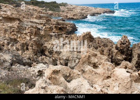 La passeggiata costiera sulla penisola di Akamas dal bagno di Aphrodites verso Capo Arnaoutis Foto Stock