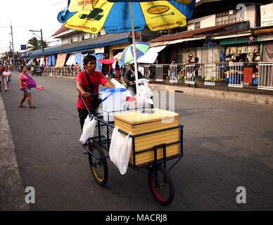 ANTIPOLO City, Filippine - 29 Marzo 2018: un venditore ambulante vende bibite fredde sul suo rotolamento improvvisati store. Foto Stock