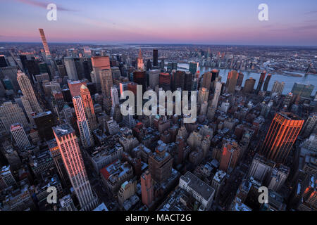 Vista aerea del centro cittadino di Manhattan grattacieli al tramonto, Murray Hill, New York City Foto Stock