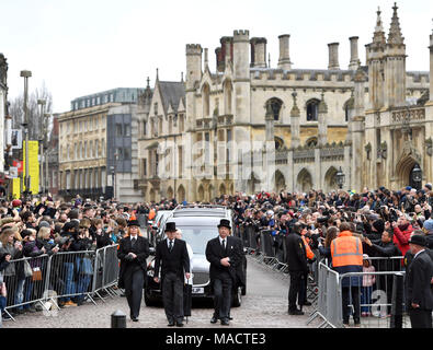 Il funebre contenente il professor Stephen Hawking arriva alla Chiesa Universitaria di St Mary il grande in Cambridge, come persone in lutto a guardare. Foto Stock