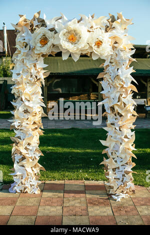 Fiori di carta in wedding decor di lusso, decorazioni per matrimoni per la  cerimonia. Arco di nozze con fiori Foto stock - Alamy