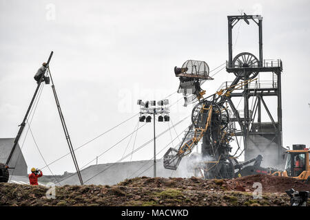Il più grande burattino meccanico degli UK, l'Man Engine, si erge accanto alla vecchia pit head a Geevor Tin Mine, Cornovaglia, mentre il minatore meccanico inizia il suo tour in alcune parti del Regno Unito nei prossimi mesi. Foto Stock
