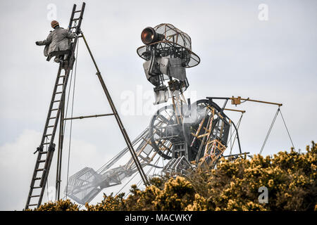 Il più grande burattino meccanico del Regno Unito, The Man Engine, si erge accanto alla vecchia testa della fossa a Geevor Tin Mine, Cornovaglia, mentre il minatore meccanico inizia il suo tour in alcune parti del Regno Unito nei prossimi mesi. Foto Stock