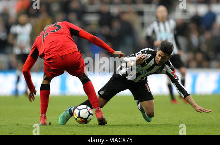 Huddersfield Town Collin Quaner (sinistra) e il Newcastle United's Ayoze Perez battaglia per la palla durante il match di Premier League a St James Park, Newcastle. Foto Stock