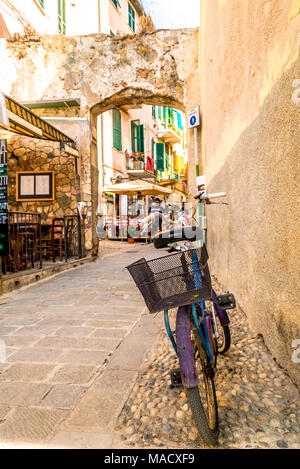 Una bicicletta si appoggia contro un muro nella città di Monterosso al Mare, cinque Terre, Patrimonio dell'Umanità dell'UNESCO, Liguria, Italia Foto Stock