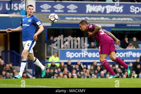 Manchester City's Gabriel punteggi di Gesù al suo fianco il secondo obiettivo del gioco con un colpo di testa durante il match di Premier League a Goodison Park di Liverpool. Foto Stock