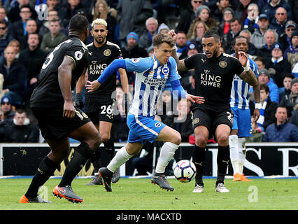 Brighton & Hove Albion's Solly Marzo (centro) in azione durante il match di Premier League al AMEX Stadium, Brighton. Foto Stock