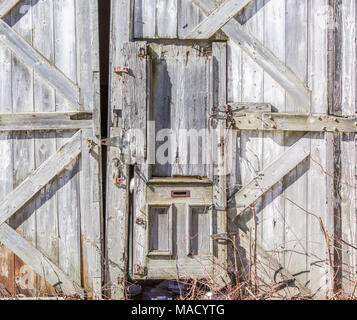 La vecchia porta nel lato di un vecchio fienile Foto Stock