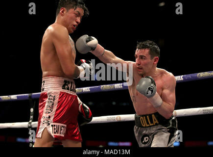 Anthony crolla (destra) in azione contro Edson Ramirez nel loro leggero concorso presso il Principato Stadium di Cardiff. Foto Stock