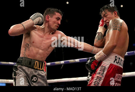 Anthony crolla (sinistra) in azione contro Edson Ramirez nel loro leggero concorso presso il Principato Stadium di Cardiff. Foto Stock