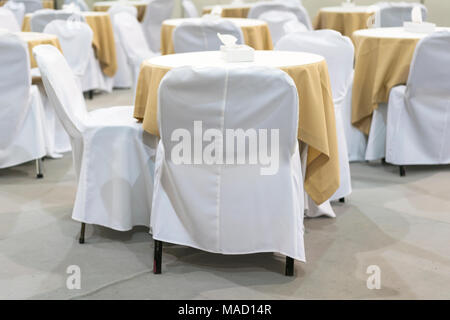 Tabelle vuote in un bar coperto con tavolo bianco. Foto Stock