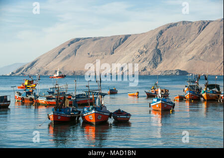 Iquique, Cile - 16 Marzo 2011: di legno colorate barche da pesca nel porto sono a riposo dopo la tempesta Foto Stock