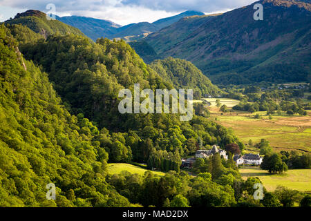 Sera La luce solare sulla collina che si affaccia Borrowdale Valley, Derwentwater, Lake District, Cumbria, England, Regno Unito Foto Stock