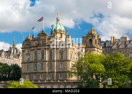 Bandiere di volare al di sopra della Bank of Scotland edificio, Edimburgo, Scozia, Regno Unito Foto Stock