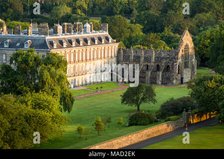 Alba sul Palazzo di Holyroodhouse e rovine di Holyrood Abbey, Edimburgo, Lothian, Scozia Foto Stock