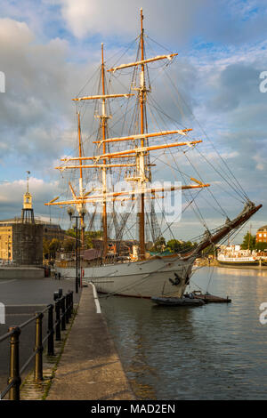 Sera La luce del sole attraverso la SS Kaskelot nel porto di Bristol, Inghilterra Foto Stock