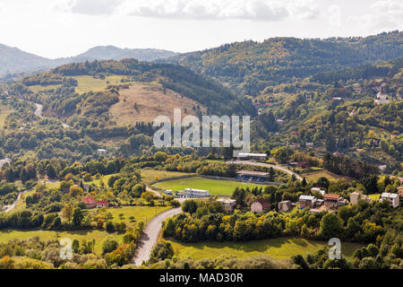 Banska Stiavnica autunno townscape con il calcio moderno Stadium e il medievale Castello Nuovo, Slovacchia. UNESCO - Sito Patrimonio dell'umanità. Foto Stock