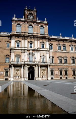 Palazzo Ducale in piazza Roma a Modena Italia Foto Stock