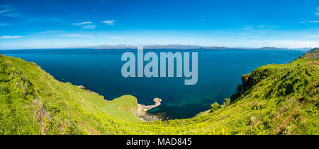 Una vista del suono di Raasay dall'Isola di Skye con le isole Rona e Raasay in background, Scotland - Regno Unito Foto Stock