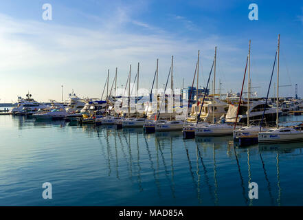 SOCHI, Russia - 18 novembre 2017: Yacht parcheggio in porto, porto yacht club a Sochi, Russia. Bei yacht nel cielo blu sullo sfondo Foto Stock