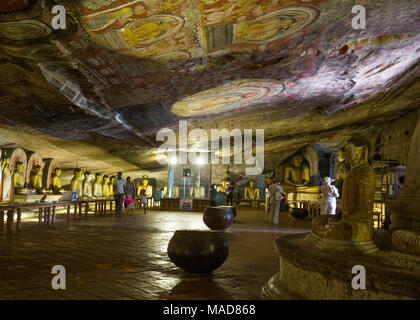 I turisti all'interno di Dambulla tempio nella grotta, Dambulla, Sri Lanka, in Asia. Foto Stock