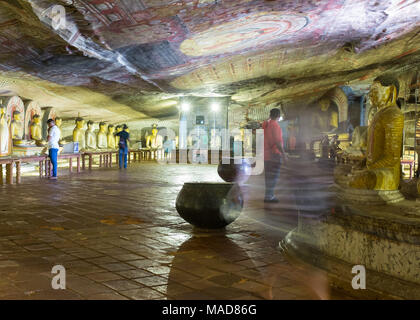 I turisti all'interno di Dambulla tempio nella grotta, Dambulla, Sri Lanka, in Asia. Foto Stock