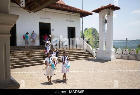 Scuola gli studenti e i turisti in visita a Dambulla tempio nella grotta, Dambulla, Sri Lanka, in Asia. Foto Stock