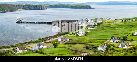 Vista della città Uig con il collegamento del porto all'Outer Hebrides - Scotland Regno Unito Foto Stock